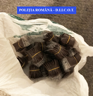 Grupare specializată în operaţiuni cu produse psihoactive, destructurată de DIICOT Braşov; patru bărbaţi au fost reţinuţi