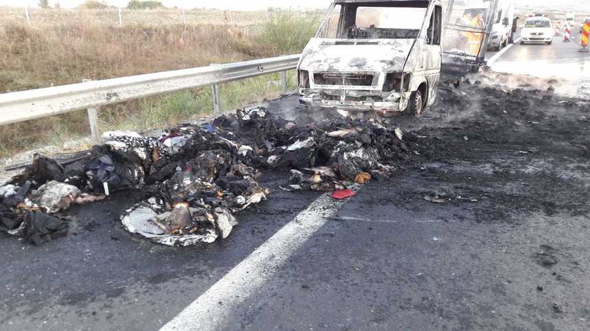 Două autovehicule au luat foc pe Autostrada Sibiu-Deva; traficul este restricţionat