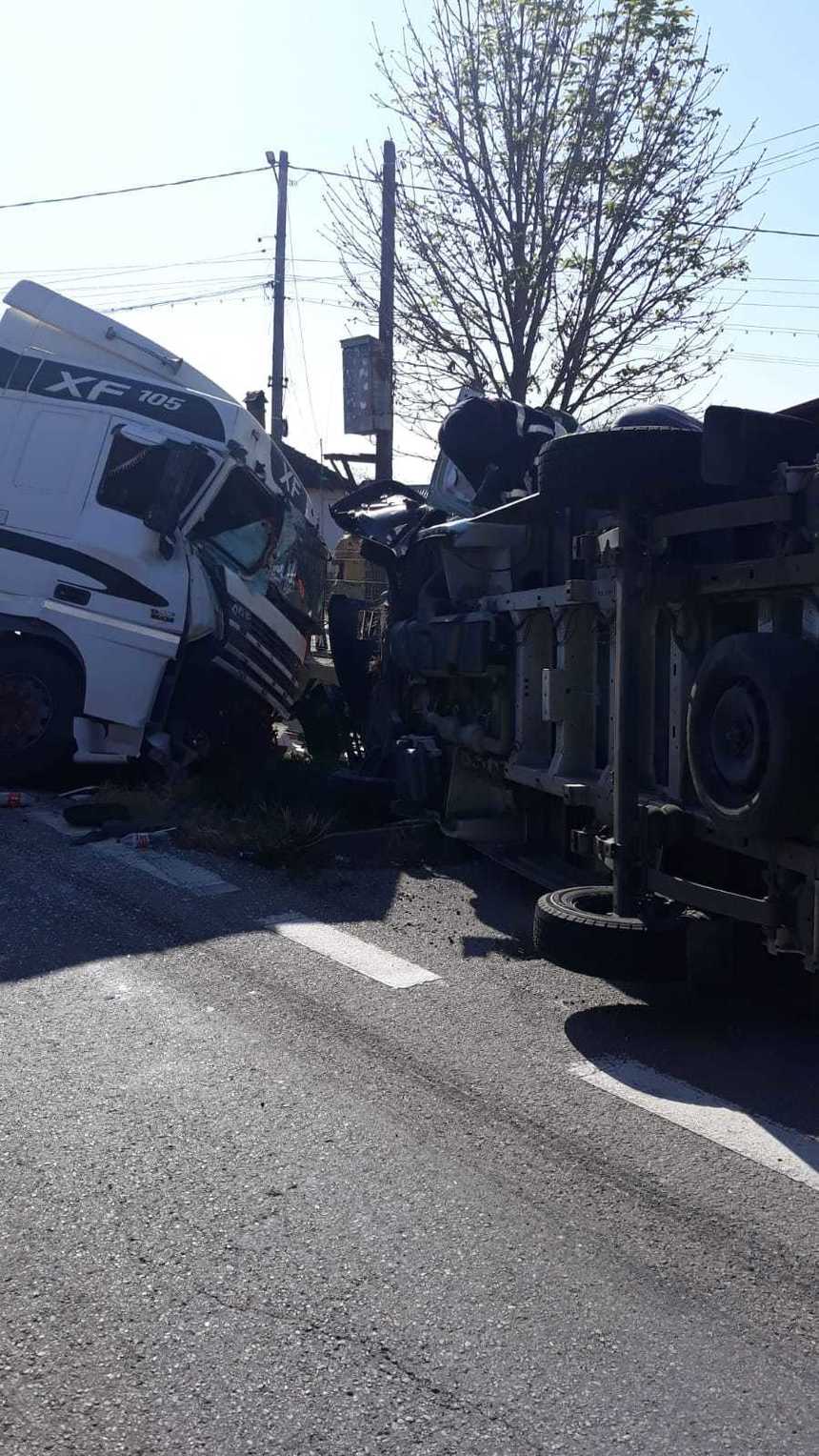Vâlcea: Două persoane au fost rănite într-un accident în care au fost implicate un camion încărcat cu pachete şi un TIR