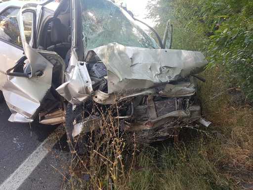 Constanţa: Trei persoane, printre care şi un copil de cinci ani, rănite într-un accident în care s-au ciocnit două maşini