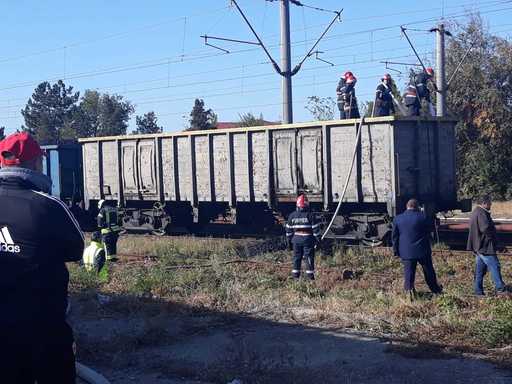 Vrancea: Incendiu la un vagon încărcat cu cărbuni care a oprit în Gara Gugeşti; pompierii intervin cu mai multe autospeciale