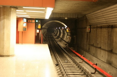 O femeie a fost lovită de metrou în staţia Aurel Vlaicu