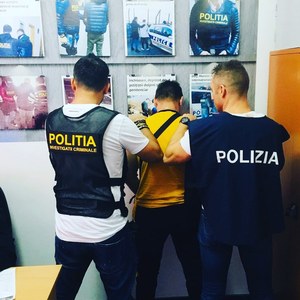 Bărbat pe numele căruia autorităţile din Italia au emis un mandat de arestare pentru că ar fi participat o tâlhărie în urma căreia unei femei i-a fost tăiată urechea, prins la Craiova. VIDEO