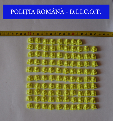 Patru bărbaţi suspectaţi că aduceau în ţară şi vindeau droguri, reţinuţi de DIICOT Satu Mare