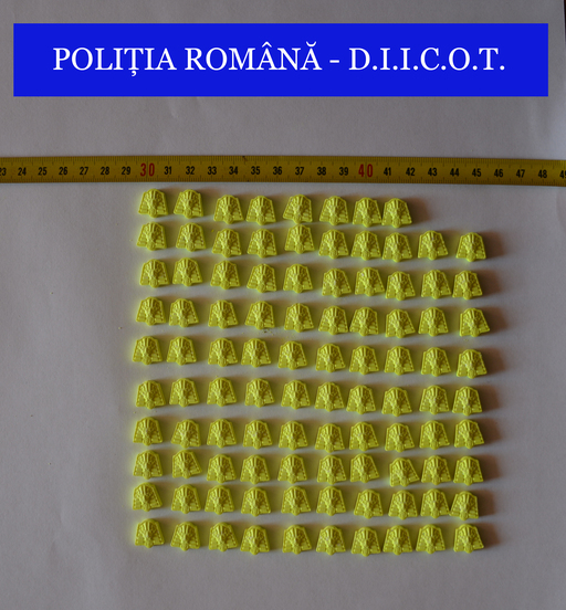 Patru bărbaţi suspectaţi că aduceau în ţară şi vindeau droguri, reţinuţi de DIICOT Satu Mare