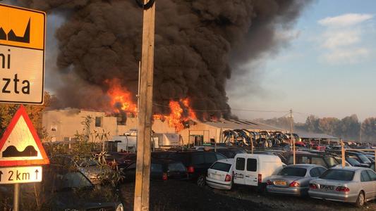 Satu Mare: Incendiu puternic la o hală industrială unde erau depozitate anvelope, fără a exista persoane rănite