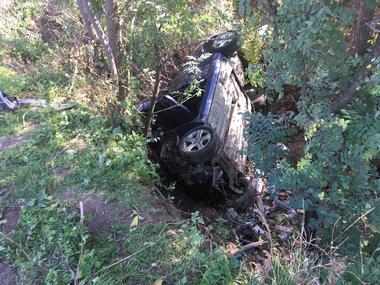 Vaslui: Unul dintre bărbaţii morţi după ce au căzut cu maşina într-o râpă era poliţist; accidentul s-a produs cu câteva ore înainte de momentul în care maşina a fost găsită