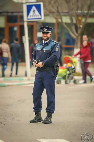 Constanţa: Un poliţist aflat în timpul liber a prins un tânăr care a furat dintr-un supermarket şi a fugit; agentul l-a urmărit şi l-a imobilizat
