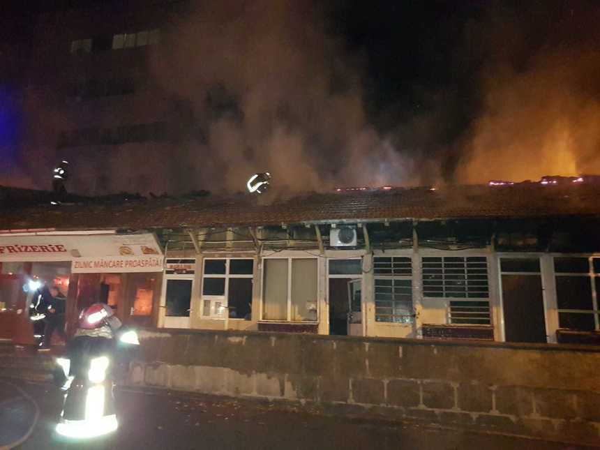 Incendiul de la hala din zona Piaţa Veche din Craiova, stins după o oră şi jumătate