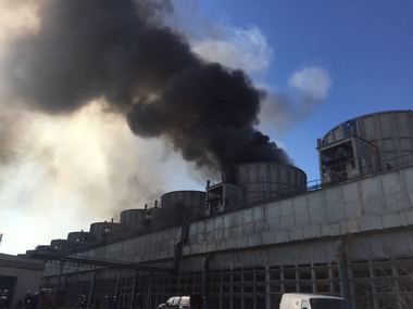 Pompierii intervin pentru lichidarea unui incendiu izbucnit la filtre de la un turn de răcire din combinatul Azomureş