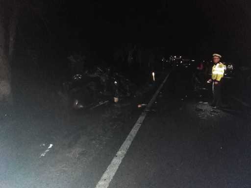 Două persoane au murit şi o alta a fost rănită grav după ce două autoturisme s-au ciocnit frontal, în judeţul Mureş