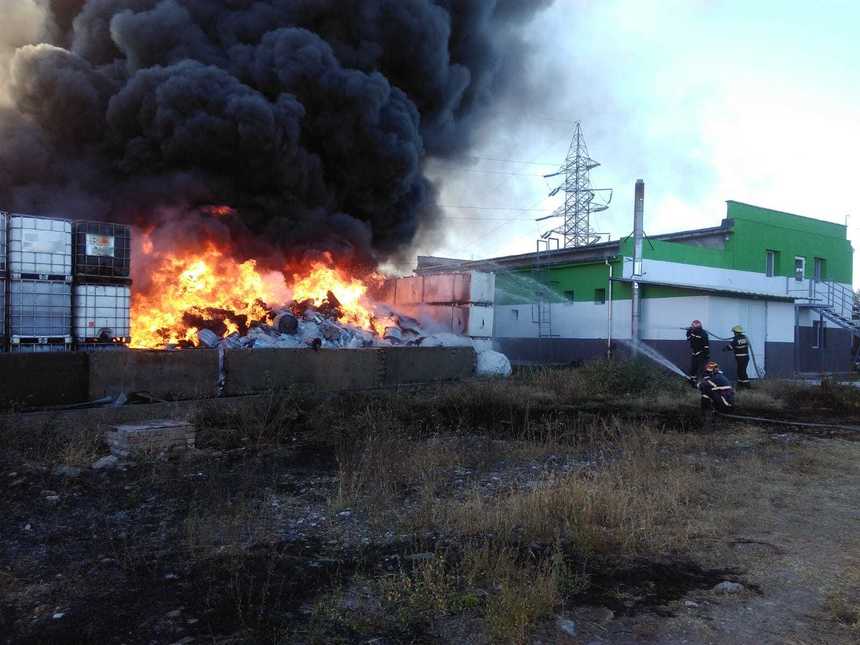 UPDATE Incendiu puternic la un depozit de mase plastice din judeţul Prahova; nu au fost identificate victime. FOTO/ VIDEO