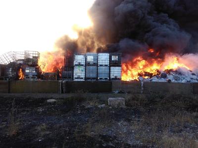 Incendiul de la depozitul de mase plastice din judeţul Prahova, lichidat; au ars materiale pe o suprafaţă de cinci sute de metri pătraţi