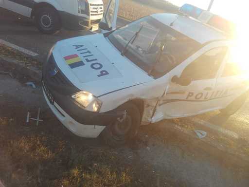 Constanţa: Poliţist şi jandarm răniţi uşor, după ce autospeciala de poliţie în care se aflau a fost lovită de un alt autoturism