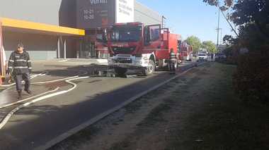 Incendiu la un complex comercial de mobilă din zona Băneasa Shopping City; până în prezent nu s-au semnalat victime. FOTO