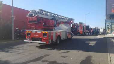 Incendiul izbucnit la un complex comercial de mobilă a fost lichidat; doi bărbaţi au fost expuşi la fum, unul fiind transportat la spital
