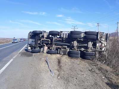 ISU Vaslui: Şapte persoane au fost rănite în urma accidentului dintre un TIR şi două autoturisme; între răniţi este o femeie şi cei doi copii ai ei, de cinci şi şase ani