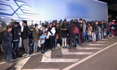 Un număr de 47 de migranţi au fost prinşi de poliţiştii de frontieră de la Nădlac II când încercau să iasă din ţară ascunşi într-un autotren. FOTO, VIDEO