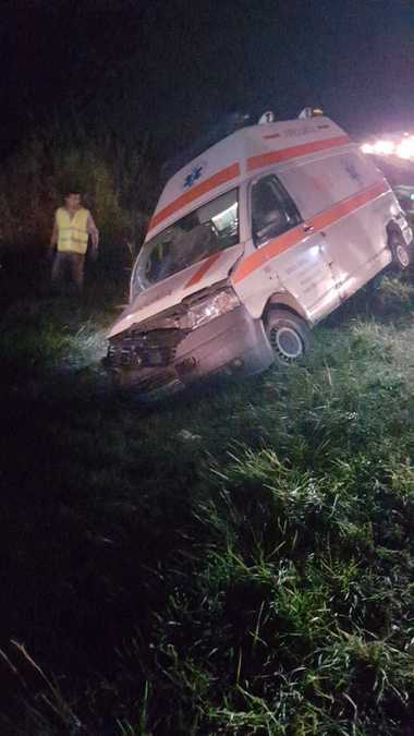 Braşov: O ambulanţă condusă de un şofer cu alcoolemie de 0,97 a lovit un parapet metalic de pe DN 1 şi a ajuns în şanţ; asistenta şi pacientul au fost răniţi. FOTO