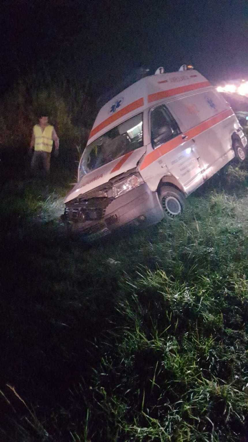 Braşov: O ambulanţă condusă de un şofer cu alcoolemie de 0,97 a lovit un parapet metalic de pe DN 1 şi a ajuns în şanţ; asistenta şi pacientul au fost răniţi. FOTO
