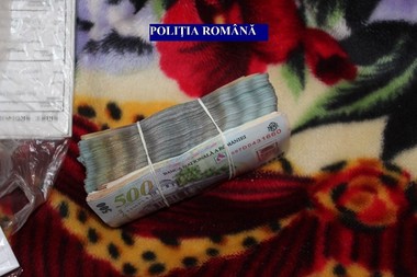 Bani, bijuterii, certificate de depozit şi 28 de autoturisme, confiscate de poliţiştii din Alba de la un bărbat suspectat de camătă
