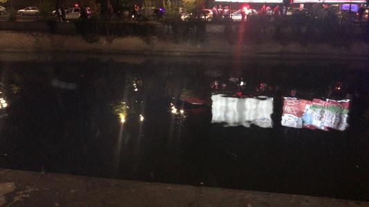 Autoturism căzut în Dâmboviţa, pe Splaiul Independenţei din Capitală; şoferul şi pasagerul au ieşit singuri din apă, unul dintre ei cu hipotermie