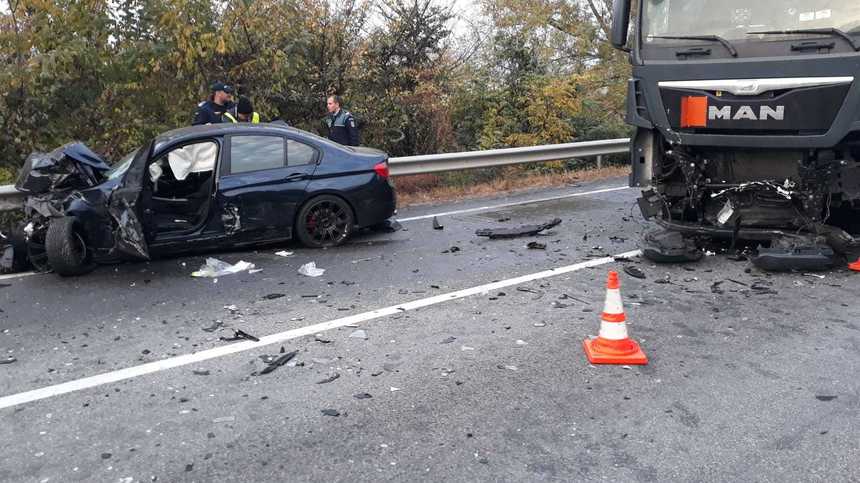 Un bărbat din Timiş şi-a pierdut viaţa după o depăşire neregulamentară, într-un accident rutier produs în apropiere de Orşova