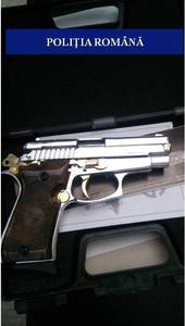 Dolj: Cinci pistoale neletale, muniţie şi cocaină au fost descoperite în locuinţa unui bărbat în urma unei percheziţii. FOTO