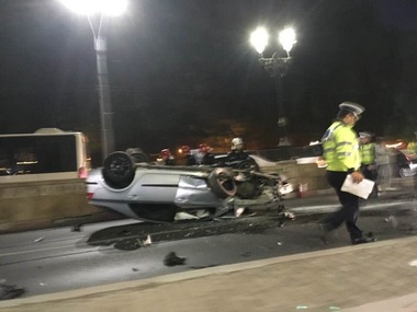 Circulaţie blocată în Pasajul Unirii din Capitală, din cauza unei maşini răsturnate - FOTO