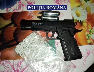 Călăraşi: Trei persoane suspectate de furturi din societăţi comerciale şi deţinere ilegală de arme, reţinute