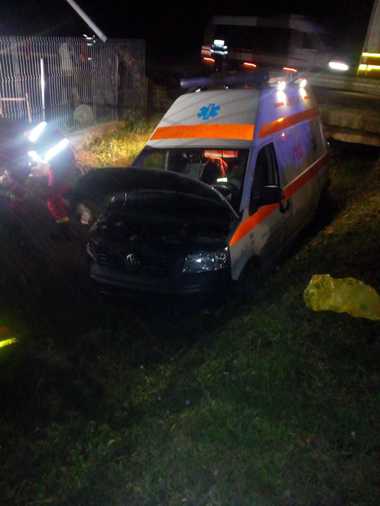 Sălaj: O ambulanţă a fost implicată într-un accident - pacienta de 83 de ani e în stop cardio-respirator, o asistentă este rănită