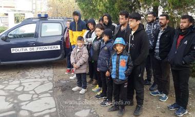 Poliţia de Frontieră: 19 cetăţeni din Irak au încercat să intre ilegal în ţară, ascunşi într-un microbuz, condus de un şofer sârb