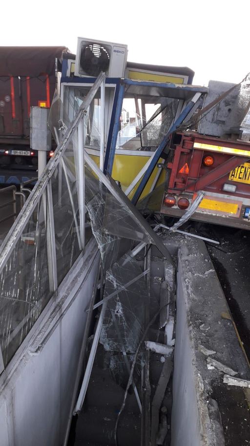 Cabină de la staţia de taxare de la Feteşti, distrusă de un transport agabaritic. FOTO, VIDEO