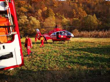 Sibiu: Un bărbat care lucra la reţeaua electrică a fost rănit după ce braţul macaralei în care se afla s-a rupt; muncitorul a căzut de la circa 10 metri, fiind preluat de medici cu fractură de coloană vertebrală
