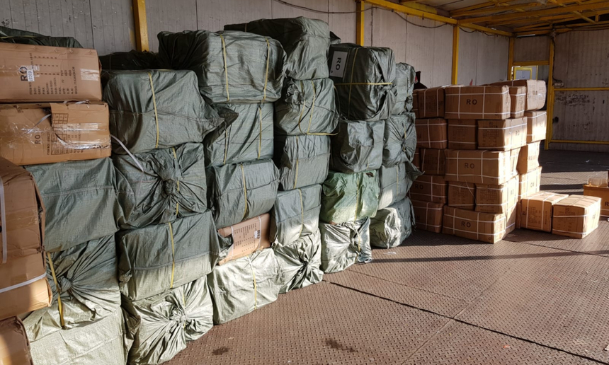 Aproape 2.500 de perechi de încălţăminte contrafăcută, în valoare de peste 1,7 milioane de lei, descoperite în Portul Constanţa Sud Agigea