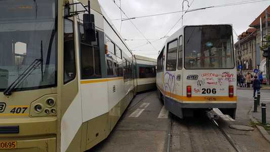 Coliziune între două tramvaie, la intersecţia dintre Calea 13 Septembrie cu Şoseaua Progresul, o femeie fiind rănită; traficul rutier pe Calea 13 Septembrie, restricţionat. FOTO/ VIDEO