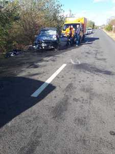 Dolj: Patru persoane, printre care şi un copil de trei ani, rănite după ce o dubiţă şi un autoturism s-au ciocnit. FOTO/ VIDEO