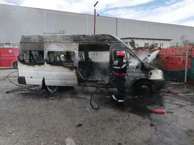 Un microbuz de pasageri a luat foc la Slatina; nu au fost persoane rănite - VIDEO
