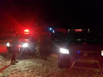Autocar cu 46 de copii şi cinci adulţi, blocat în staţiunea Păltiniş din cauza zăpezii; forţele de intervenţie au dus toate persoanele la cabana unde trebuia să ajungă. VIDEO