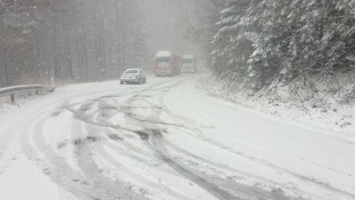DRDP Braşov a intervenit cu 31 de utilaje de deszăpezire, folosind peste o sută de tone de material antiderapant, după ce în zonele montane a nins. VIDEO
