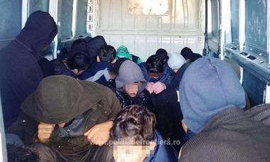 Arad: Aproape 30 de migranţi din Irak şi Iran au fost găsiţi ascunşi într-un microbuz, la PTF Nădlac. FOTO