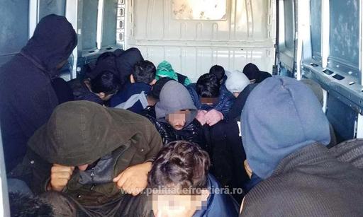 Arad: Aproape 30 de migranţi din Irak şi Iran au fost găsiţi ascunşi într-un microbuz, la PTF Nădlac. FOTO