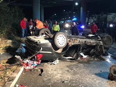 Arad: Doi tineri au murit, iar alţi doi sunt răniţi, după ce maşina în care se aflau a căzut de pe un pasaj rutier. FOTO