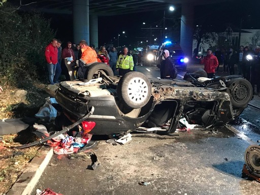 Arad: Doi tineri au murit, iar alţi doi sunt răniţi, după ce maşina în care se aflau a căzut de pe un pasaj rutier. FOTO