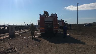Incendiu la un împingător aflat în Portul Constanţa, cinci persoane au făcut atac de panică. FOTO/ VIDEO