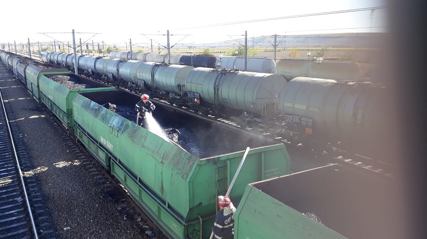 Constanţa: Incendiu la cinci vagoane încărcate cu cărbuni - FOTO, VIDEO