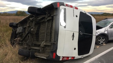 Plan roşu de intervenţie în Caraş-Severin: Accident grav pe DN 6, în care a fost implicat şi un microbuz; opt persoane au fost rănite; una dintre ele, găsită în stop cardiorespirator, a decedat - FOTO, VIDEO