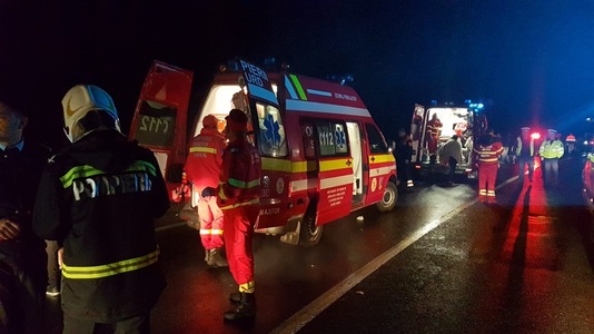 Hunedoara: Plan Roşu de intervenţie, după ce un autocar s-a răsturnat. Un om a murit, iar alţi 32 au fost duşi la spital - FOTO, VIDEO

