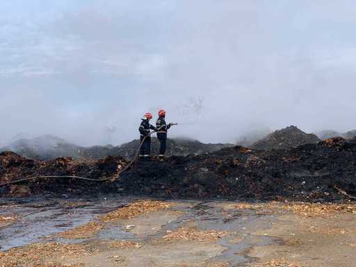 Incendiu la o platformă din Râmnicu Sărat pe care era depozitată o cantitate mare de frunze uscate; oraşul a fost inundat de fum