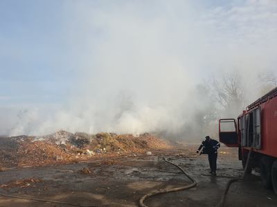 Incendiul de la platforma de resturi vegetale a oraşului Râmnicu Sărat nu a fost stins; în zonă sunt degajări mari de fum